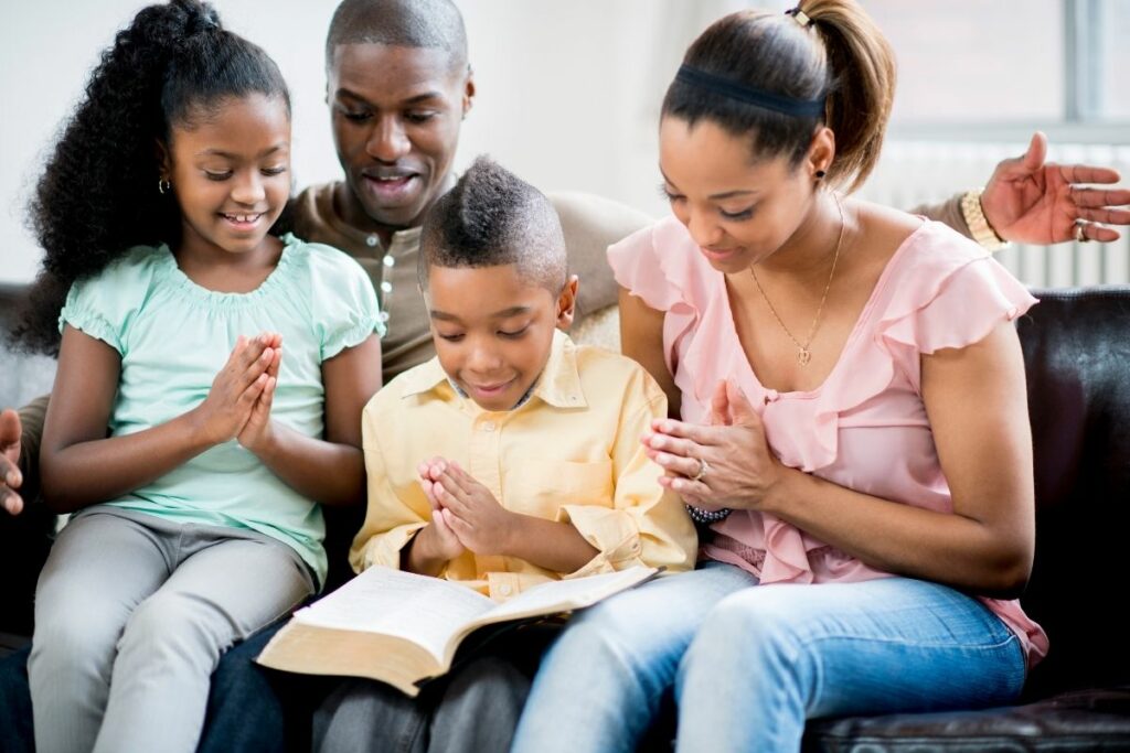 Culto doméstico versículos para círculo de oração versículos para edificar a família adoração em família, abençoar filho - Reprodução Canva