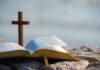 Pregação bíblia testemunhar devocional, versículos sobre o sacrifício de Jesus - Reprodução Canva