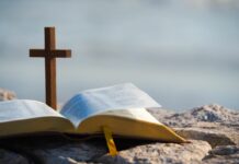 Pregação bíblia testemunhar devocional, versículos sobre o sacrifício de Jesus - Reprodução Canva
