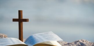 Pregação bíblia testemunhar devocional, versículos sobre sacrifício - Reprodução Canva