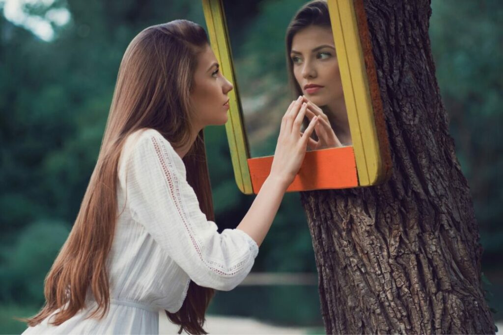 Ilustração mulher pessoa olhando no espelho, devocional - Reprodução Canva