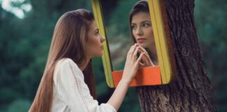Ilustração mulher pessoa olhando no espelho, devocional - Reprodução Canva