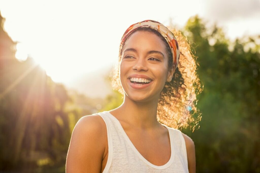 Devocional mulher pessoa sorrindo, versículos para mulher - Reprodução Canva