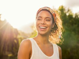 Devocional aniversário da mulher do pastor mulher pessoa sorrindo, versículos para mulher - Reprodução Canva