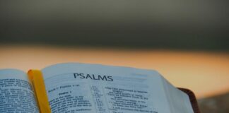 livro de Salmos poderosos, salmo para santa ceia - Reprodução Canva