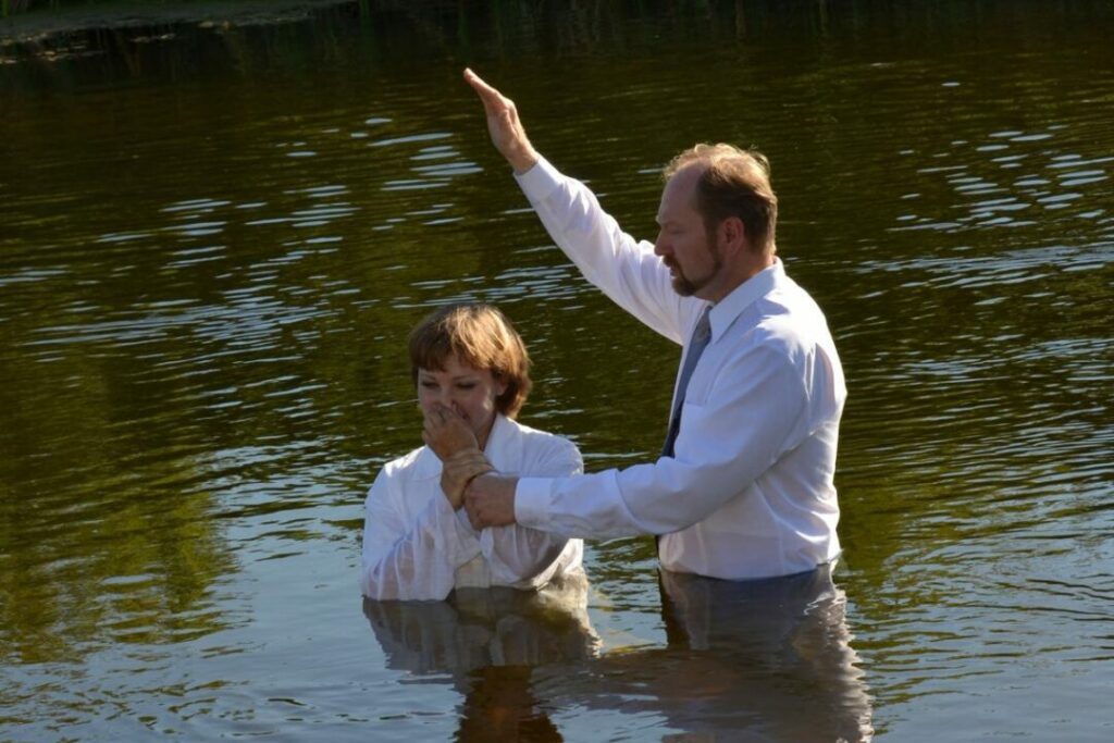 Batismo nas águas - Reprodução Canva