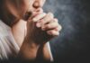 versículos sobre abandonar o pecado, orando, jejum e oração, devocional - Reprodução Canva