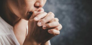 versículos sobre abandonar o pecado, orando, jejum e oração, devocional - Reprodução Canva